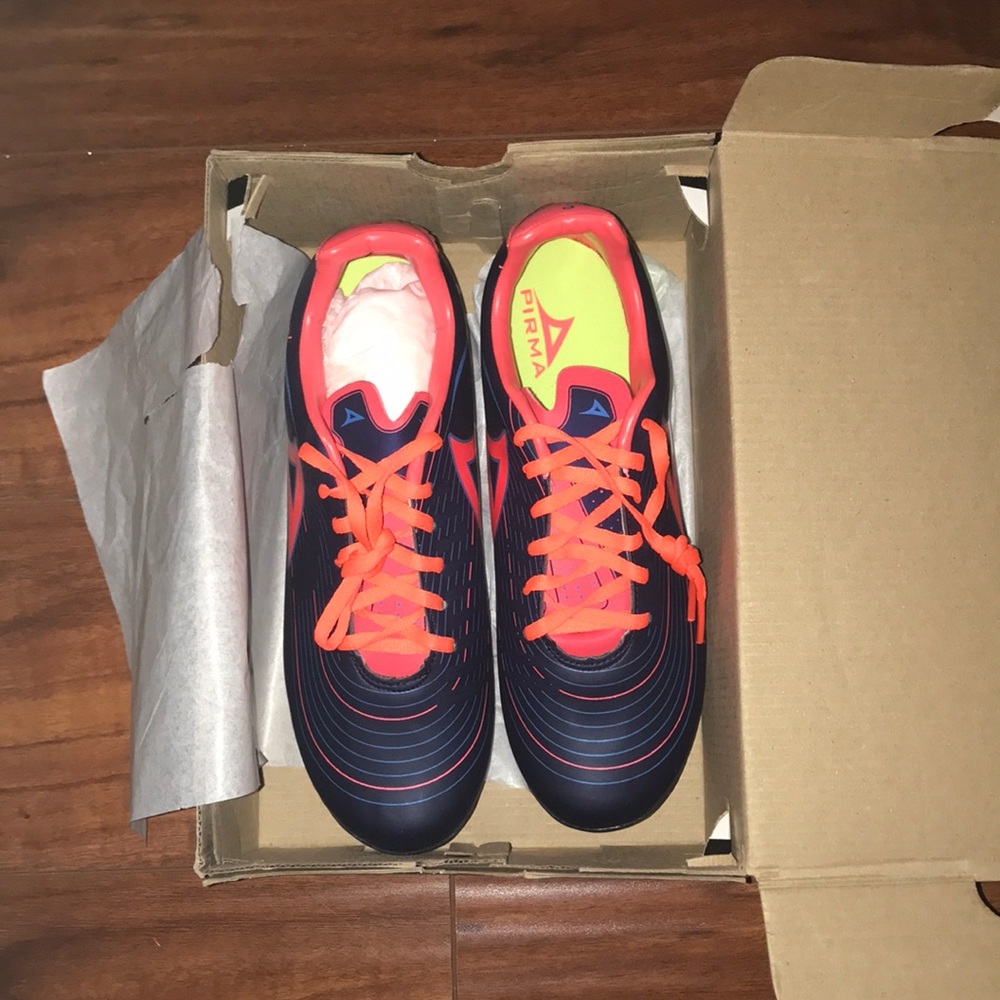Soccer cleats - Picture 2 of 3